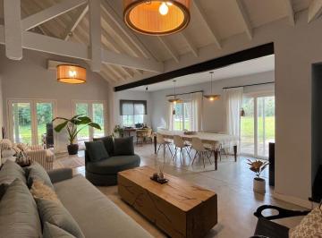 Casa · 238m² · 7 Ambientes · 2 Cocheras · Casa Venta 3 Dorm. Lote Central en El Carmel