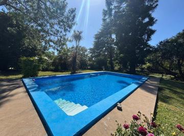 Quinta vacacional · 78m² · 2 Dormitorios · Casa Quinta 3 Amb con Pileta y Quincho Permuta
