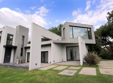 Casa · 189m² · 5 Ambientes · 3 Cocheras · Venta Casa 5 Amb. Lote Vista Al Golf 1700 m²