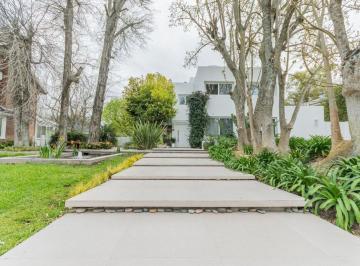 Casa · 375m² · 6 Ambientes · 4 Cocheras · Venta Casa Abril Club de Campo, con Piscina.