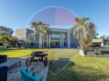 Casa · 500m² · 9 Ambientes · 4 Cocheras · Casa en Venta Abril Club de Campo