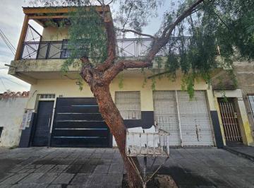 Casa · 221m² · 3 Ambientes · 1 Cochera · Venta en Bloque en Bernal Oeste.