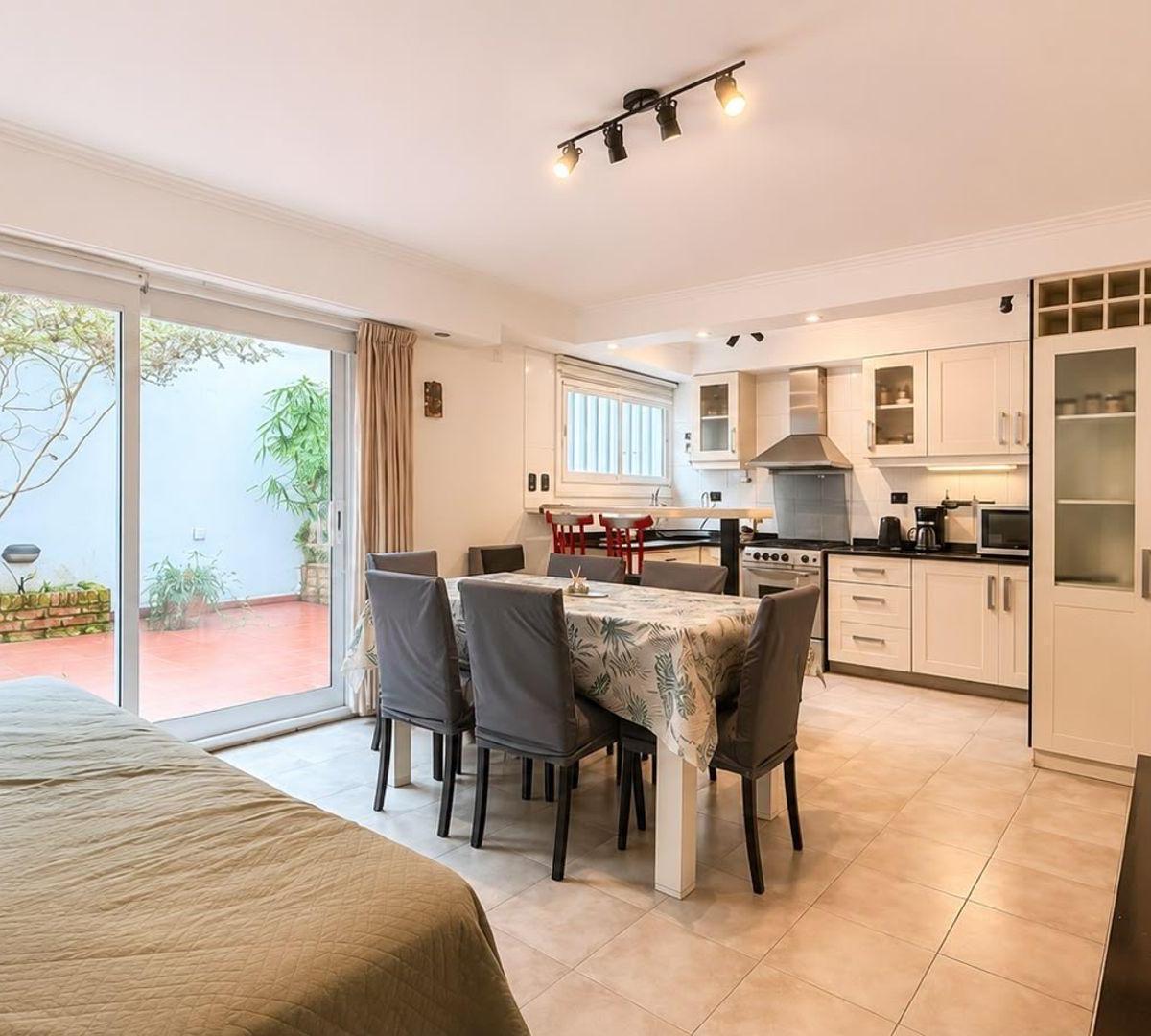 Depto 2 amb, 112m² con patio y quincho — Centro