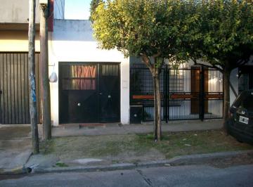 Casa · 110m² · 4 Ambientes · 1 Cochera · Casa Amplia, Cochera, Local, Apta Crédito.
