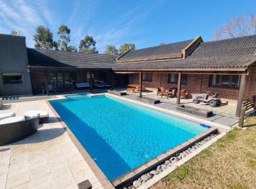 Casa · 226m² · 5 Ambientes · 2 Cocheras · Casa en Venta de 3 Dorm. - Campos de Roca I