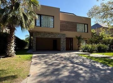 Casa · 550m² · 6 Ambientes · 2 Cocheras · Casa 6 Ambientes en Alquiler Saint Thomas Oeste