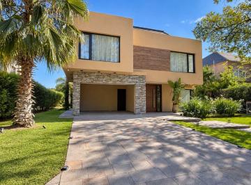 Casa · 550m² · 6 Ambientes · 2 Cocheras · Casa 6 Ambientes en Alquiler Saint Thomas Oeste