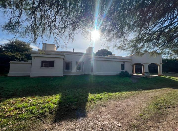 Casa · 375m² · 4 Ambientes · 1 Cochera