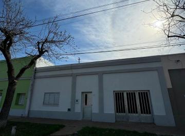 Casa · 115m² · 4 Ambientes · 1 Cochera · Venta de Casa Frente a Plaza Principal - Torino