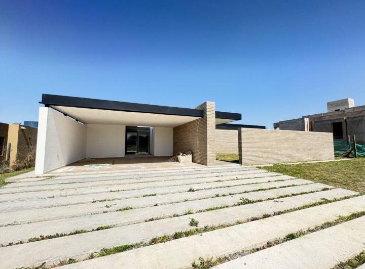 Casa · 250m² · 7 Ambientes · 2 Cocheras