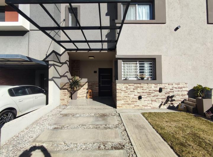 Casa · 108m² · 5 Ambientes · 1 Cochera