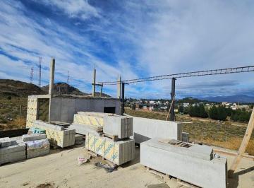 Casa · 140m² · 4 Ambientes · 2 Cocheras · Lote + Casa a Teminar - Gran Oportunidad