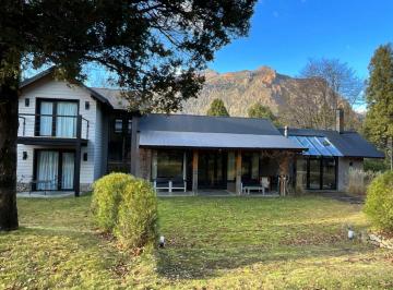 Casa · 320m² · 5 Ambientes · Casa de 320 m² en Arelauquen Sobre Terreno Plano.