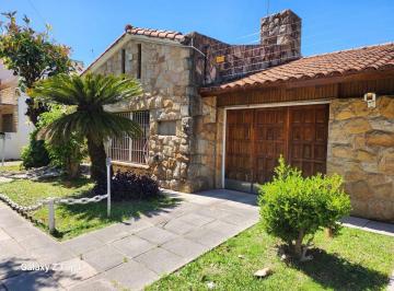 Casa · 200m² · 4 Ambientes · 2 Cocheras · Casa Tipo Chalet con Pileta y Quincho