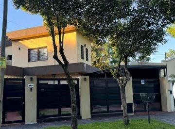 Casa · 102m² · 4 Ambientes · 2 Cocheras · Casa Venta 4 Ambientes Pileta Berazategui