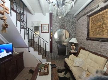 Casa · 250m² · 5 Ambientes · 1 Cochera · Casa Venta 5 Ambientes con Cochera Merlo