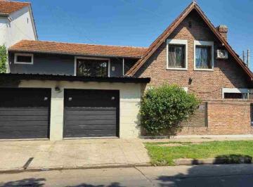 Casa · 230m² · 5 Ambientes · 4 Cocheras · Venta Casa 5 Amb Cochera Hurlingham Permuta
