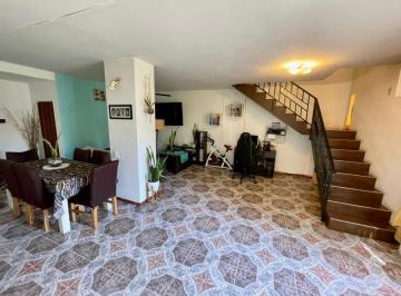 Casa · 200m² · 4 Ambientes · 1 Cochera · Casa 4 Amb con Parque y Cochera Apto Credito