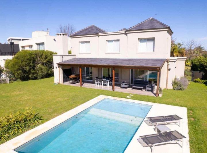 Casa · 205m² · 4 Ambientes · 2 Cocheras