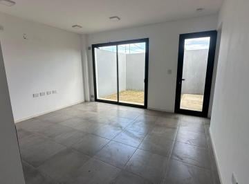 Casa · 79m² · 4 Ambientes · 1 Cochera · Duplex Venta Los Hornos 2 Dorm. Patio