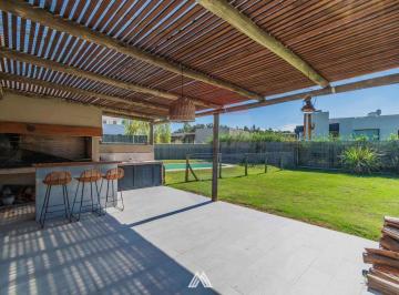 Casa · 215m² · 5 Ambientes · 1 Cochera · Venta Casa 3 Dorm Viñedos de La Tahona con Piscina