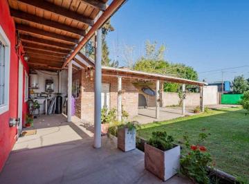 Casa · 89m² · 3 Ambientes · 2 Cocheras · Casa 2 Dorm C/ Parque y Parrilla – Guernica