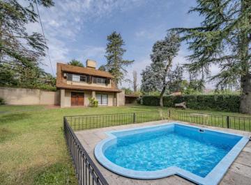 Casa · 156m² · 5 Ambientes · 2 Cocheras · Venta Chalet 5 Ambientes con Pileta y Quincho
