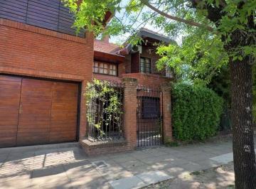 Casa · 197m² · 5 Ambientes · 2 Cocheras · Venta Casa 5 Amb. Hurlingham, Apto Credito