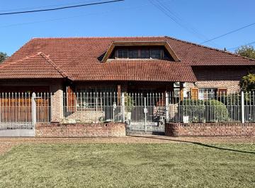 Casa · 278m² · 4 Ambientes · 2 Cocheras · Venta Casa 4 Amb Hurlingham Lote 440 m² C/ Pileta