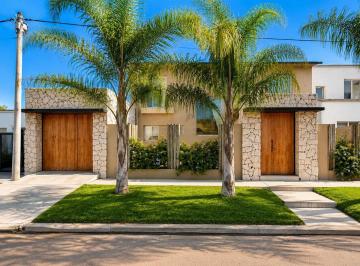 Casa · 220m² · 5 Ambientes · 1 Cochera · Casa en Venta en Manuel Ocampo con Patio
