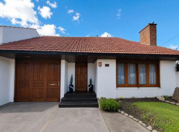 Casa · 210m² · 4 Ambientes · 1 Cochera · Venta Chalet Familiar 4 Amb Gran Parque y Quincho