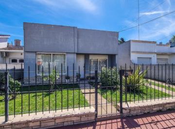 Casa · 90m² · 3 Ambientes · 1 Cochera · Casa 3 Ambientes Venta Lobos con Jardin y Quincho