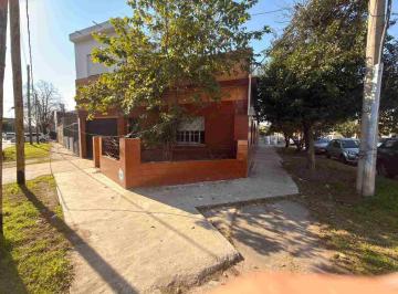 Casa · 104m² · 4 Ambientes · 1 Cochera · Venta Casa Multifamiliar - 4 Amb - Cochera - Lanus
