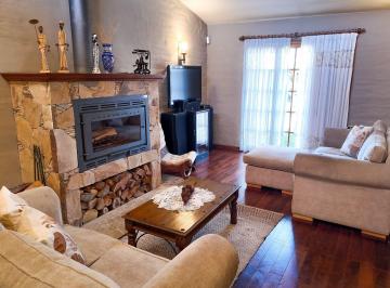 Casa · 188m² · 8 Ambientes · 2 Cocheras · Venta de Casa 3 Dorm. Apto Credito Zona Dino