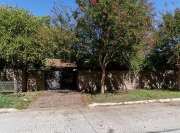 Casa · 180m² · 5 Ambientes · 2 Cocheras · Venta Casa - con Amplio Terreno - Ideal Inversor