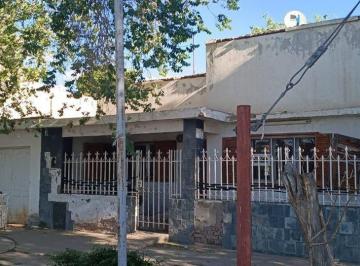 Casa · 168m² · 4 Ambientes · 1 Cochera · Lote 672 m² y Casa Antigua en El Centro Cutral Co