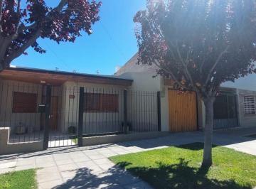 Casa · 143m² · 3 Ambientes · 1 Cochera · Venta Casa Dos Dorm. - General Roca