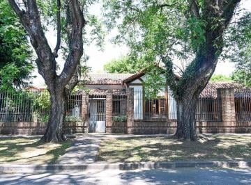 Casa · 394m² · 5 Ambientes · 4 Cocheras · Venta Casa 5 Amb Calzadacentro Pileta Fondo Quinta