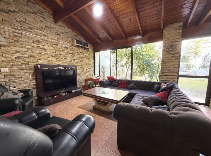 Casa · 217m² · 6 Ambientes · 1 Cochera