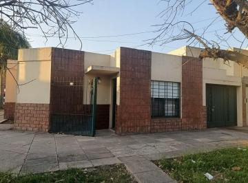 PH · 76m² · 4 Ambientes · 1 Cochera · Venta Casa PH 4 Ambientes, Castelar Sur