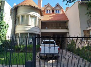 Casa · 400m² · 8 Ambientes · 2 Cocheras · Alquiler Chalet en Plena Av Emilio Civit