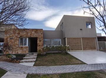 Casa · 210m² · 8 Ambientes · 2 Cocheras · Venta Casa B Viñas del Torreón Maipu