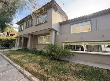 Casa · 415m² · 10 Ambientes · 2 Cocheras · Venta Casa Categoría en B. Dalvian, Mendoza