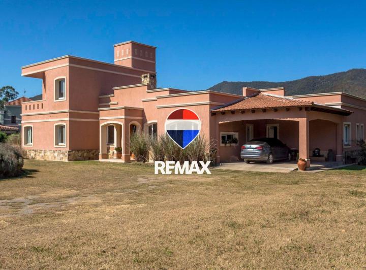 Casa · 300m² · 6 Ambientes · 2 Cocheras