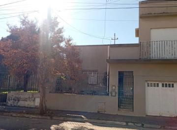Casa · 191m² · 7 Ambientes · 1 Cochera · Casa 4 Dorm., Cochera y Patio, Concordia