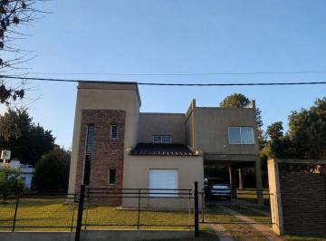 Casa · 186m² · 5 Ambientes · 1 Cochera · Casa 4 Dorm - Pileta - Barrio Las Acacias