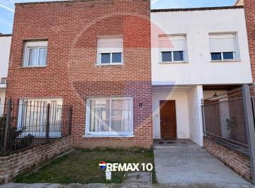 Casa · 65m² · 9 Ambientes · 1 Cochera · Cooperativa en Venta Florida 4 Dorm. 2 Baños