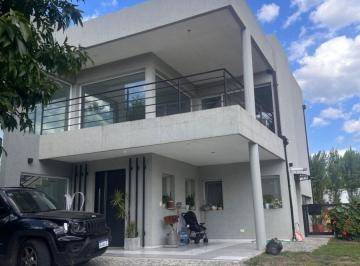 Casa · 300m² · 6 Ambientes · 1 Cochera · Casa en Venta 6 Ambientes Sta Guadalupe Pilar del