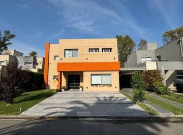 Casa · 232m² · 5 Ambientes · 3 Cocheras · Casa 5 Ambientes Venta Barrio Las Cabañas Village