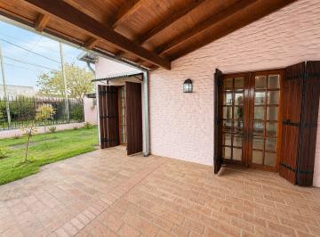Casa · 107m² · 3 Ambientes · 1 Cochera · Casa 3 Ambientes en Alquiler con Parque y Parrilla Castelar